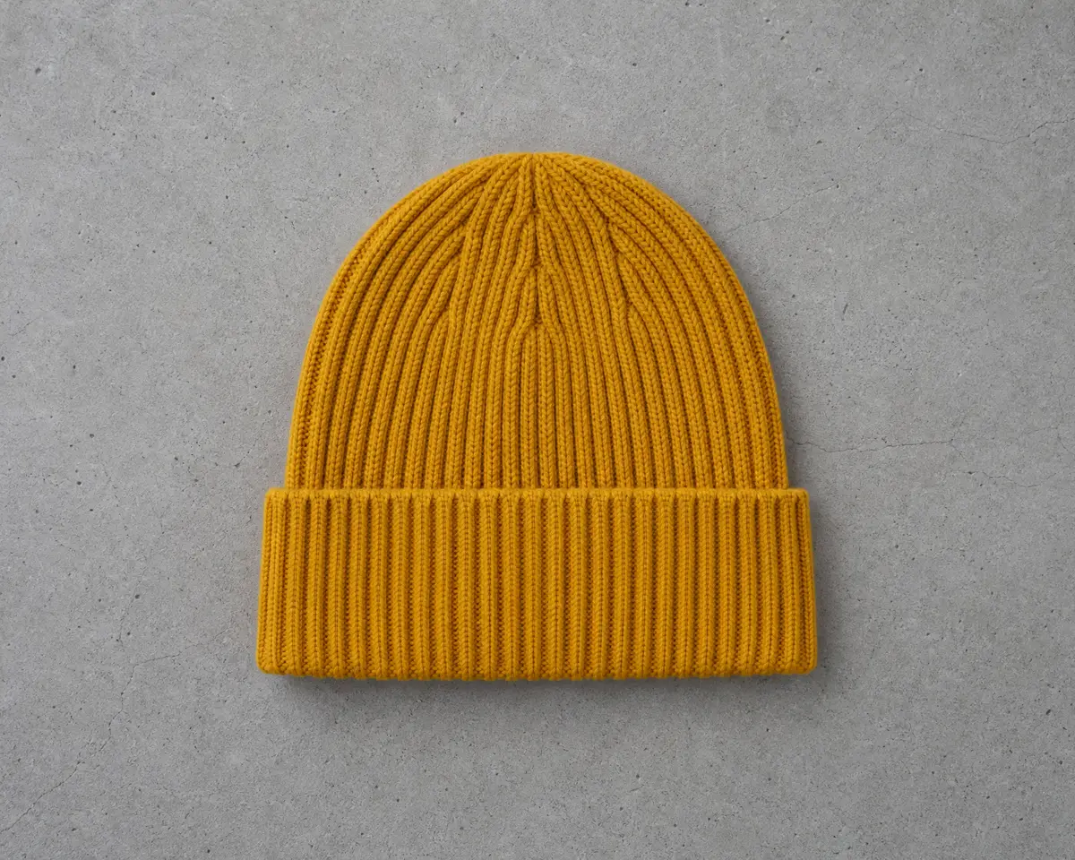 Gorro de punto canalé color mostaza con vuelta ancha