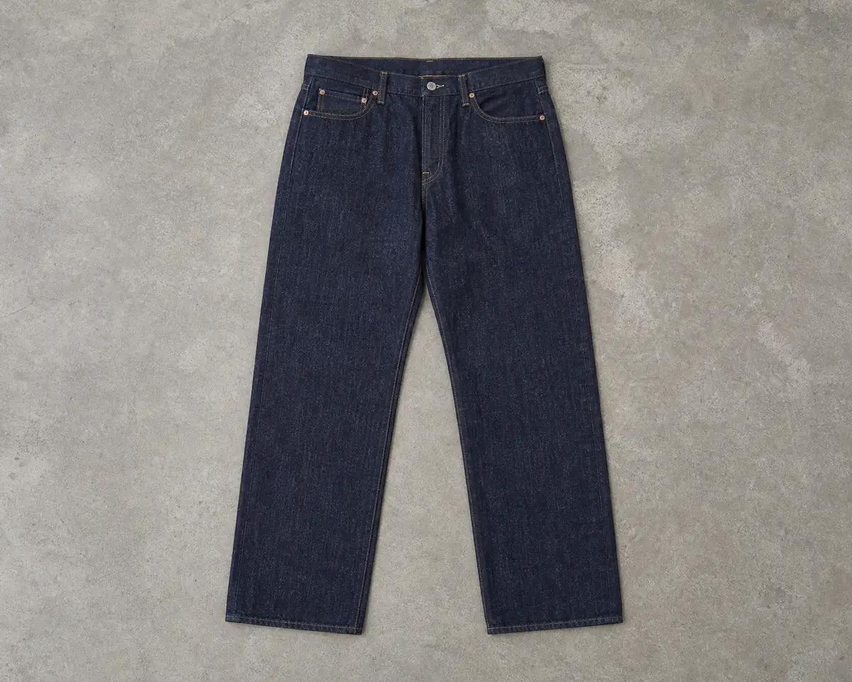 Vaquero recto de denim índigo oscuro con remaches de cobre y pespunte mostaza